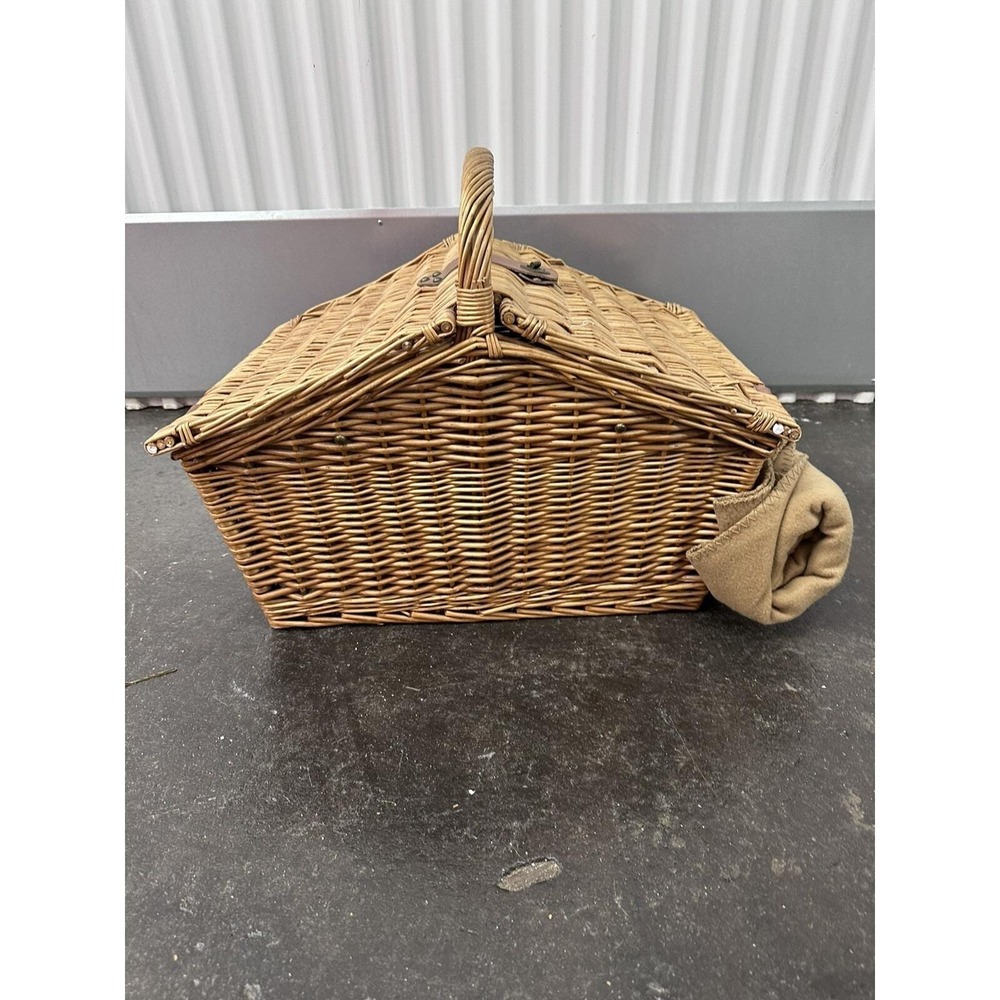 Picnic At Ascot Huntsman English-Style Willow Picnic Basket With Service For 4